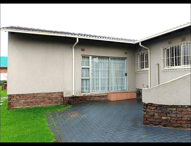 3 BEDROOM FREEHOLD FOR SALE IN BRACKENHURST